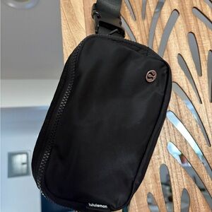 lululemon everywhere belt bag 1L